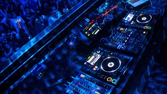 The Ultimate Guide to Finding the Perfect Wedding DJ